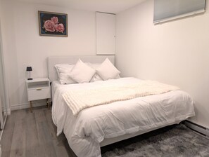 1 bedroom, iron/ironing board, travel cot, free WiFi - Stylish & Modern Condo - FREE Parking & EV Charger
 (Laval)