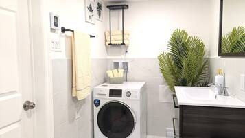 シャワー、環境にやさしいバスアメニティ、ヘアドライヤー、タオル