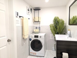 Shower, eco-friendly toiletries, hair dryer, towels - Stylish & Modern Condo - FREE Parking & EV Charger
 (Laval)