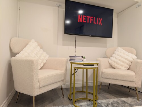 Stylish & Modern Condo - FREE Parking & EV Charger
