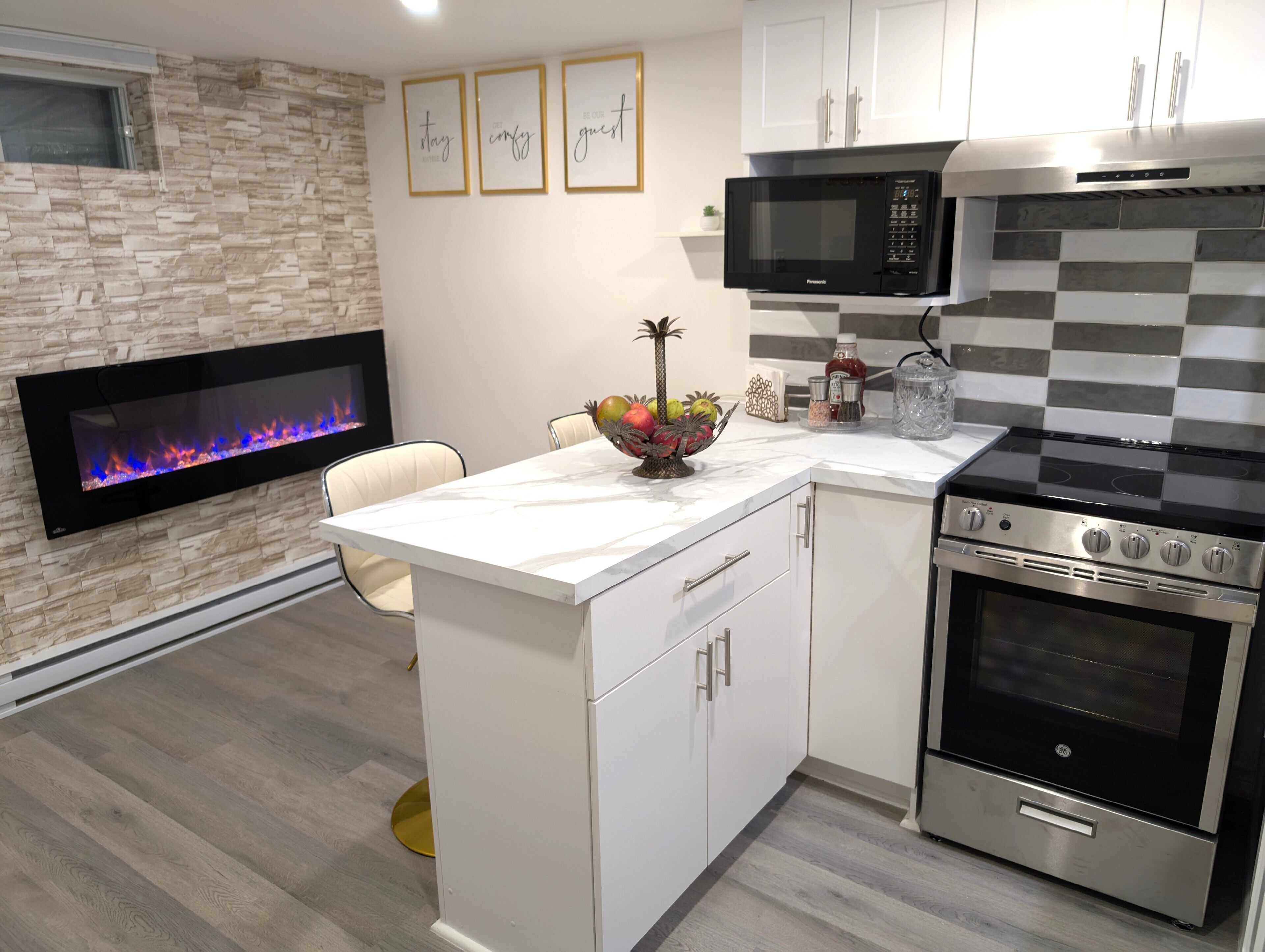 Kjøleskap, mikrobølgeovn, ovn og kokeplater