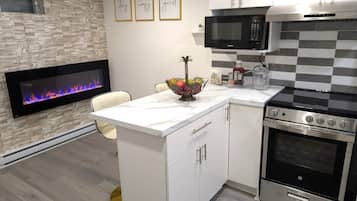 冷蔵庫、電子レンジ、オーブン、コンロ