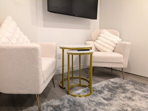 Smart TV, fireplace - Stylish & Modern Condo - FREE Parking & EV Charger
 (Laval)