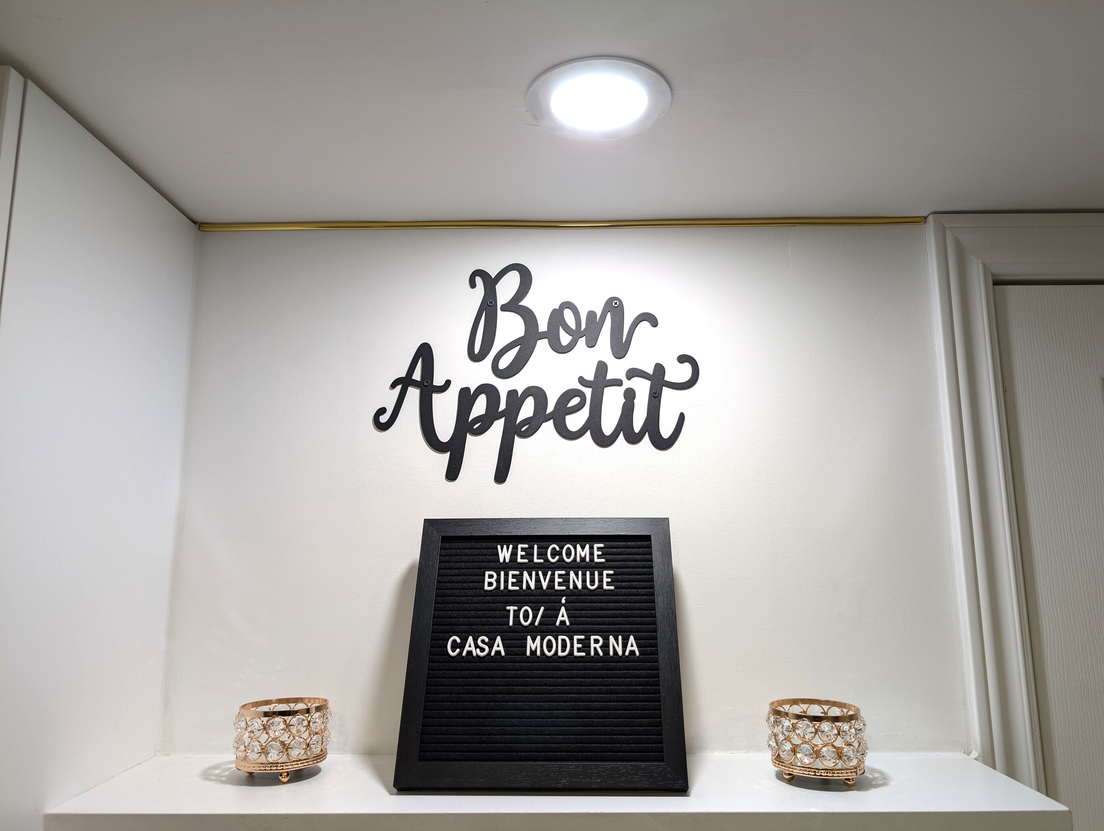 Een muur met een bord dat 