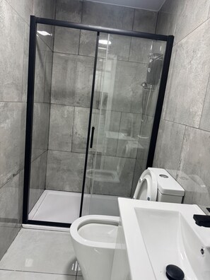 Douche, sèche-cheveux, serviettes fournies