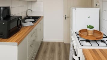 Een koelkast, een magnetron, een oven, een kookplaat