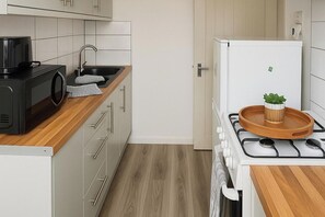 Køleskab, mikrobølgeovn, ovn, kogeplade