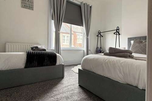 1 Bed Flat - Sleeps 3 - Parking - Pet friendly