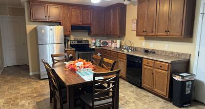 Charming 2bedroom, 2FULL bathroom house with AC and WiFi 10 minutes from Walmart