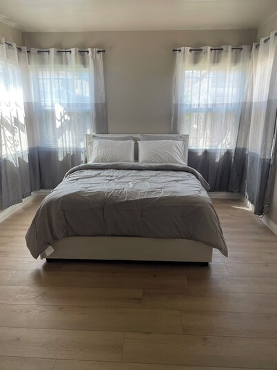 New remodeled! Charming 3-bedroom house 7 minutes from So-Fi, Intuit and Fourm. 