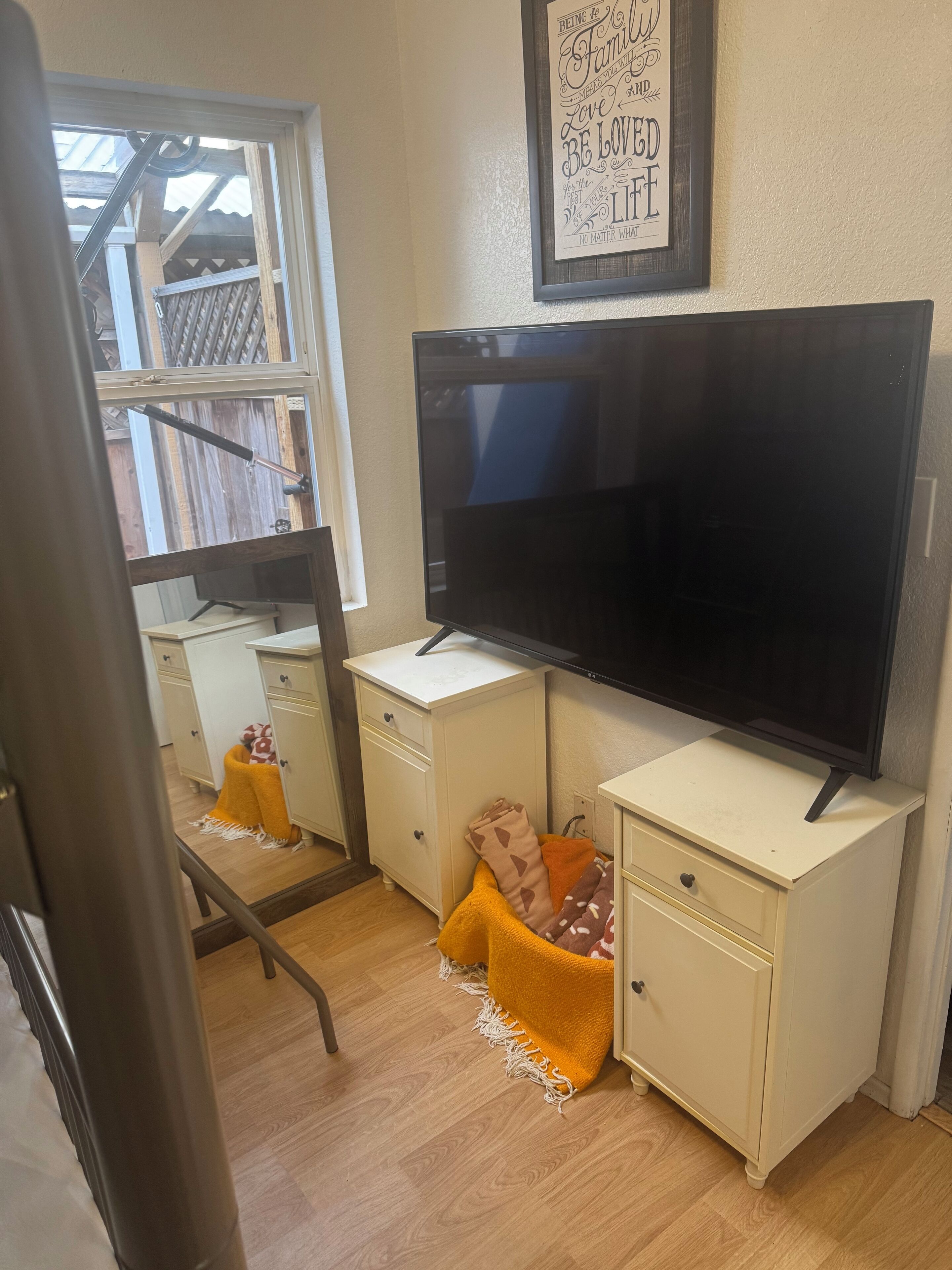 2 habitaciones, escritorio y tabla de planchar con plancha 