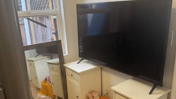 2 habitaciones, escritorio y tabla de planchar con plancha