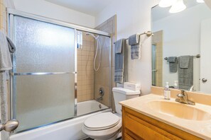 Hair dryer, towels, soap, toilet paper - Baby Bungalow 2 Bedrooms Step from Sand Mission Beach 92109- AJ George Broker (San Diego)