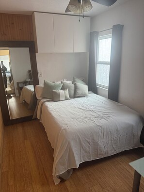 2 Schlafzimmer, Schreibtisch, Bügeleisen/Bügelbrett, Reisekinderbett