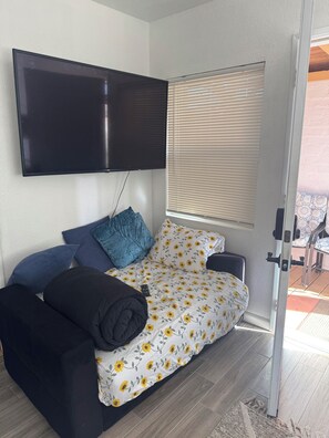 2 bedrooms, desk, iron/ironing board, travel cot - Baby Bungalow 2 Bedrooms Step from Sand Mission Beach 92109- AJ George Broker (San Diego)
