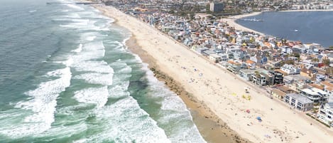 Perto da praia, espreguiçadeiras, toalhas de praia