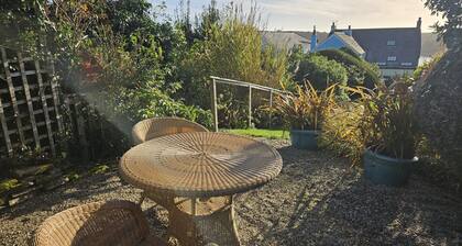 Charlies - a cottage that sleeps 6 guests in 3 bedrooms