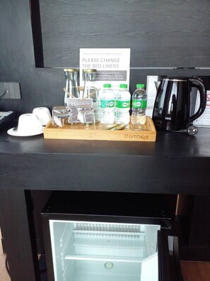 客房內保險箱、書桌、筆電工作空間、免費無線上網