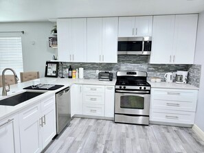 Fridge, microwave, oven, stovetop - ★ 4BR Large Family Home ★ TVs Every Room • NRG MD Anderson (Houston)
