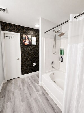 Secadora de cabello, toallas, jabón, papel de baño 