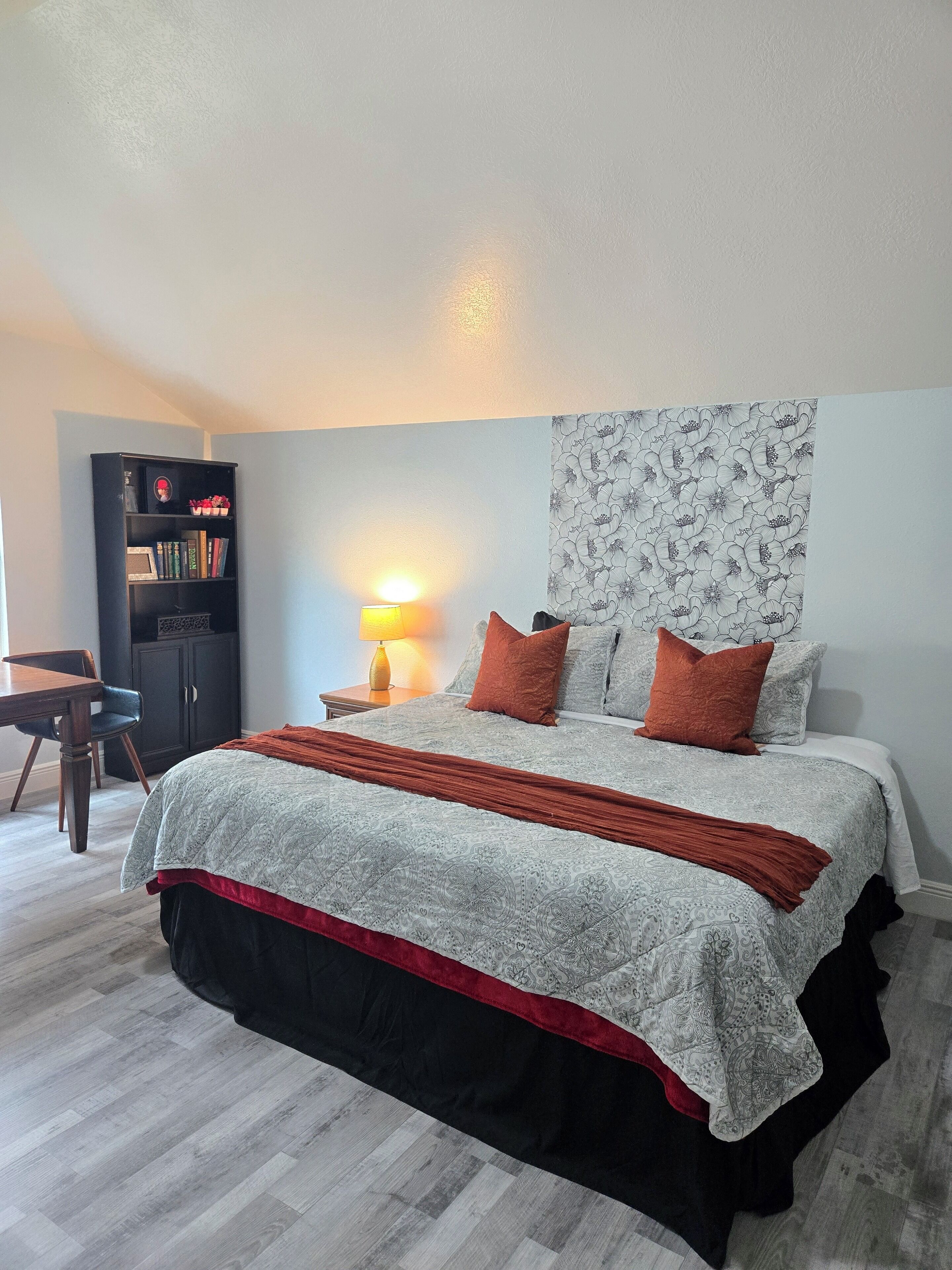 4 habitaciones, escritorio y tabla de planchar con plancha 