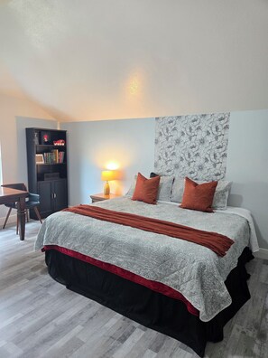 4 chambres, bureau, fer et planche à repasser, lit parapluie