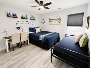 4 habitaciones, escritorio y tabla de planchar con plancha 
