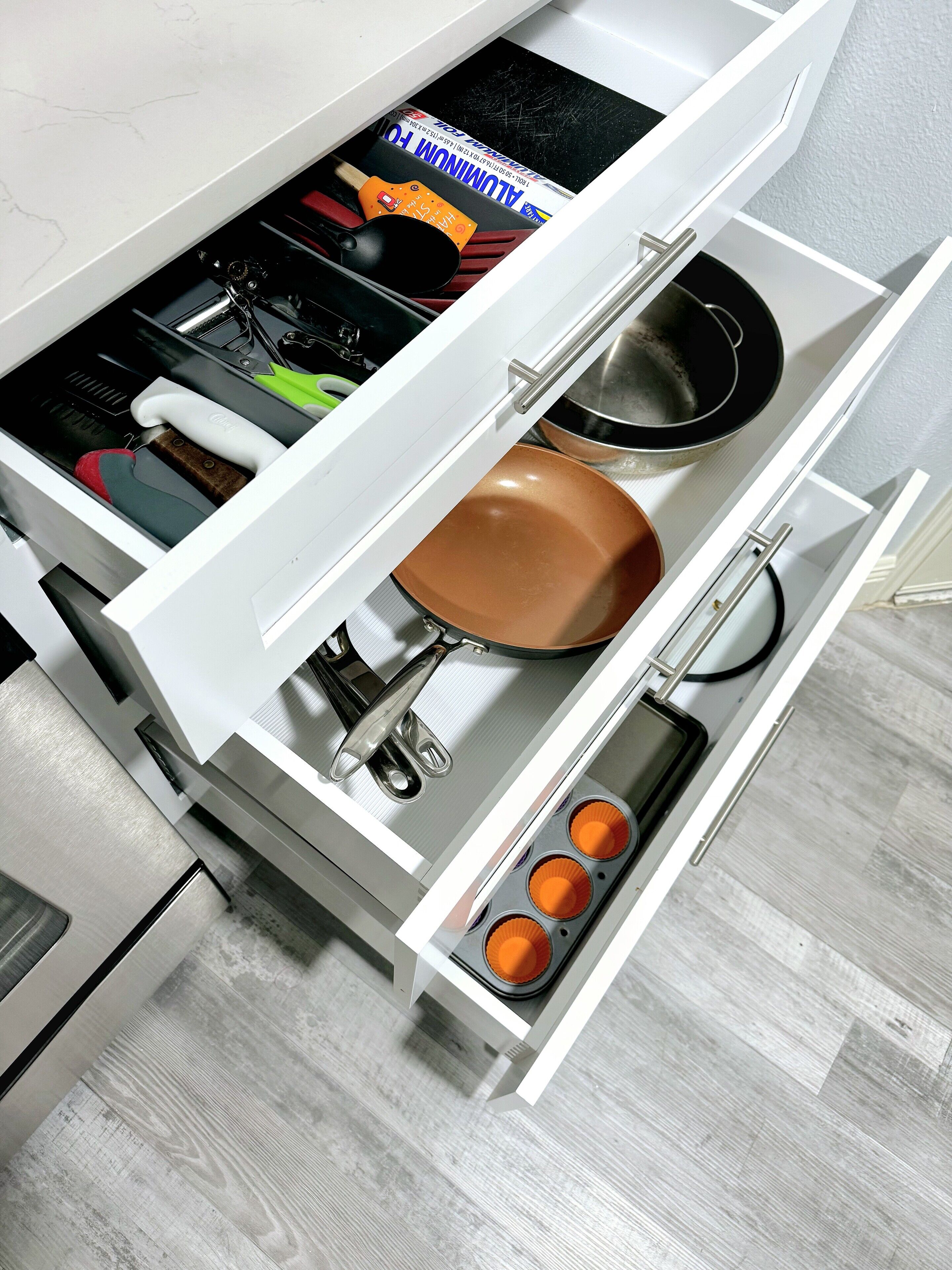 Een keuken met een inbouwfornuis, oven en een magnetronlade.