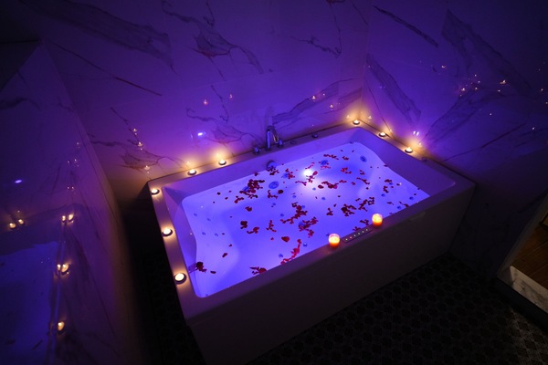 Indoor spa tub