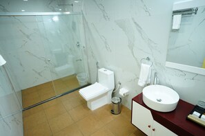 Firemannsrom – familie | Bad | Dusj, hårføner, tøfler og håndklær