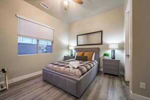 4 chambres, bureau, fer et planche à repasser, lit parapluie