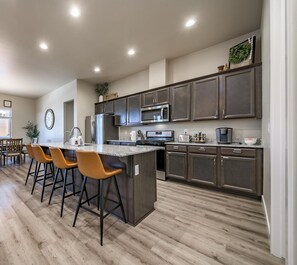 Fridge, microwave, oven, stovetop - The 241Desirable Family Vacation Home at Orion wAC and Separate Casita (Flagstaff)
