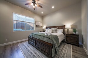4 bedrooms, desk, iron/ironing board, travel cot - The 241Desirable Family Vacation Home at Orion wAC and Separate Casita (Flagstaff)