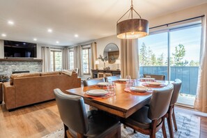 Dining - Newly Remodeled Ski In/Out, Pool & Spa 604 (Mammoth Lakes)