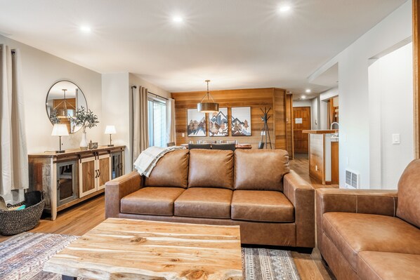 Smart TV, fireplace - Newly Remodeled Ski In/Out, Pool & Spa 604 (Mammoth Lakes)