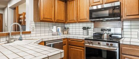 Jääkaappi, mikroaaltouuni, uuni, liesi