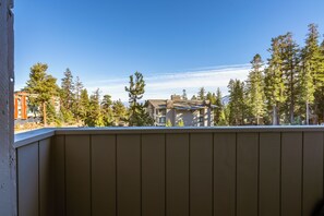 Property grounds - Newly Remodeled Ski In/Out, Pool & Spa 604 (Mammoth Lakes)