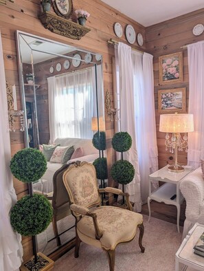 Living area - The 1885 Rose Cottage -Carriage House Upper Unit- Close to Cruises Strand ,UTMB (Galveston)