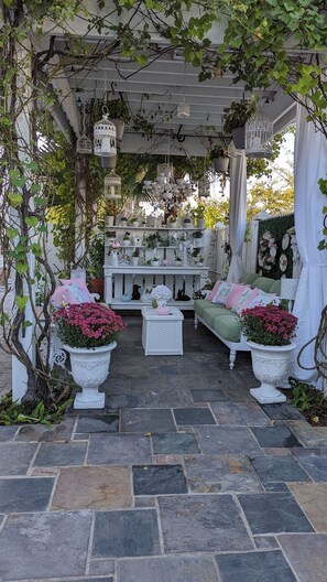 Terrace/patio - The 1885 Rose Cottage -Carriage House Upper Unit- Close to Cruises Strand ,UTMB (Galveston)