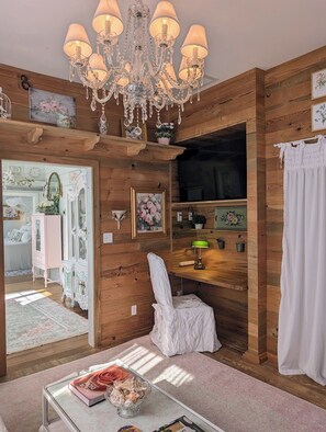 Room - The 1885 Rose Cottage -Carriage House Upper Unit- Close to Cruises Strand ,UTMB (Galveston)