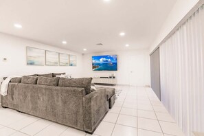 TV - Lovely 5BR Marco Home l Pool l Near Beaches (Marco Island)