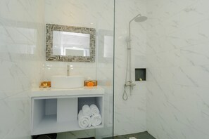 Deluxe Villa | Bathroom | Separate bathtub and shower, rainfall showerhead, free toiletries
