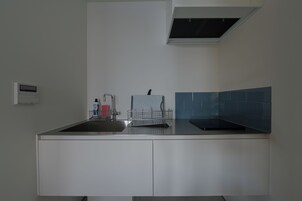 Frigobar, microondas, placa de cocina, utensilios de cocina