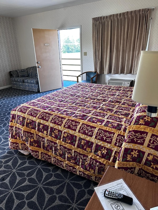 Tabla de planchar con plancha, wifi gratis y ropa de cama