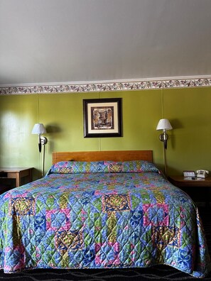 Habitación doble, 1 cama King size, balcón, vista al jardín | Tabla de planchar con plancha, wifi gratis y ropa de cama