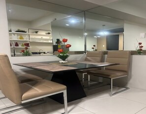 Appartement, 1 slaapkamer, balkon, uitzicht op meer | Dineerruimte