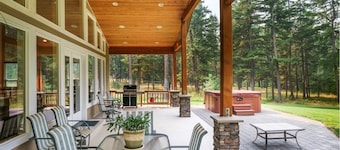 Nature Retreat with Wildlife Views, Hot Tub, and Cozy Amenities â Sleeps 12!â