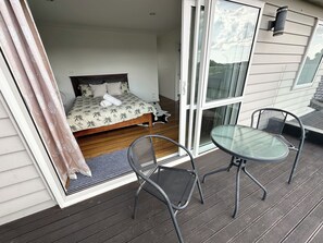 5 bedrooms, desk, iron/ironing board, WiFi