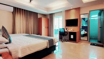 Deluxe-værelse | Pengeskab på værelset, skrivebord, arbejdsområde til bærbare computere