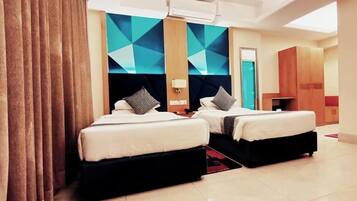 Deluxe-værelse med 2 enkeltsenge | Pengeskab på værelset, skrivebord, arbejdsområde til bærbare computere